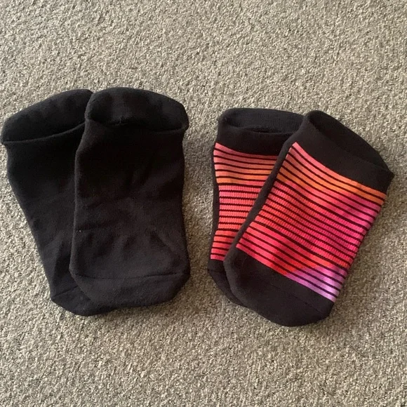 NWOT Pointe Studio Black Solid & Retro Striped Pilates Grip Sock S/M Set of 2 - Picture 1 of 9